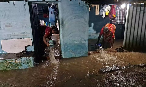 போச்சம்பள்ளியில் கனமழை குடியிருப்புகளை சூழ்ந்த தண்ணீரால் பொதுமக்கள் அவதி