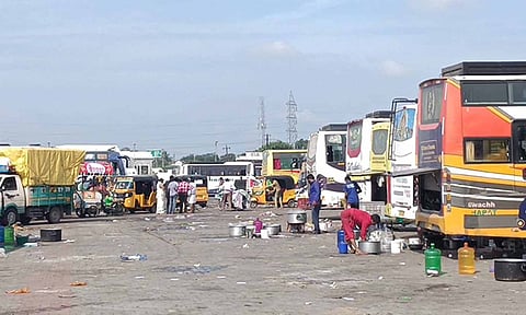 காஞ்சிபுரத்தில் வாகனம் நிறுத்தும் இடத்தில் போதுமான வசதி இல்லை- பக்தர்கள் குற்றச்சாட்டு