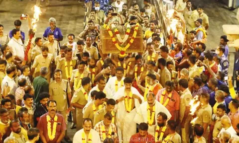 மண்டல பூஜையின் சிறப்பு- சபரிமலைக்கு புறப்பட்ட தங்க அங்கி ஊர்வலம்