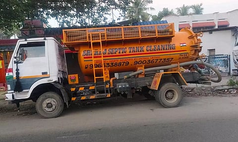 கேரளாவில் இருந்து கழிவு பொருட்கள் ஏற்றி வந்த வாகனங்கள் பறிமுதல்- 2 டிரைவர்கள் கைது