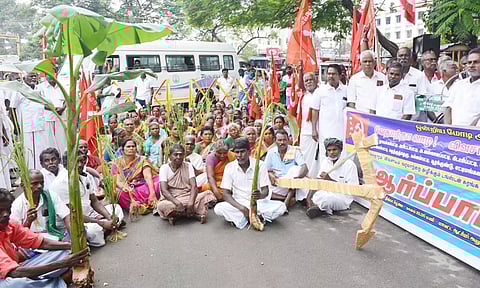 மதுரை கலெக்டர் அலுவலகம் அருகே நெல், வாழை பயிர்களுடன் விவசாயிகள் நூதன ஆர்ப்பாட்டம்
