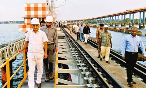 பாம்பன் புதிய ரெயில் பாலத்தில் மத்திய மந்திரி ஆய்வு