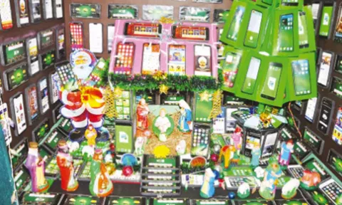 'டம்மி' செல்போன்களால் உருவான கிறிஸ்துமஸ் குடில்- அரசு பள்ளி ஆசிரியர் அசத்தல்