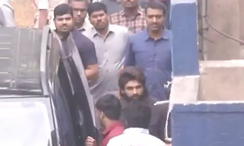 கூட்ட நெரிசலில் சிக்கி பெண் உயிரிழந்த விவகாரம்- அல்லு அர்ஜூன் காவல்நிலையத்தில் ஆஜர்