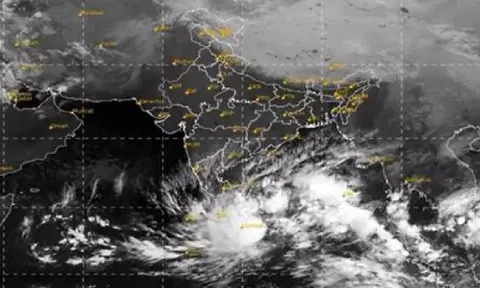 டெல்டா மாவட்டங்களில் கரையை கடக்கும் ஆழ்ந்த காற்றழுத்த தாழ்வு பகுதி: 26, 27-ந்தேதிகளில் மழைக்கு வாய்ப்பு