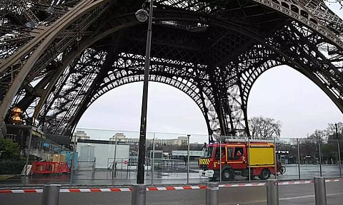 ஈபிள் டவரில் திடீர் தீ விபத்து: சுற்றுலா பயணிகள் அதிர்ச்சி