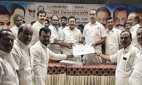 அ.தி.மு.க.வில் அதிக இளைஞர்களை சேர்க்க நிர்வாகிகள் கடுமையாக உழைக்க வேண்டும்- வேலுமணி