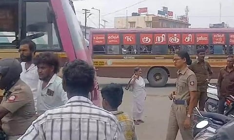 தகராறில் ஈடுபட்ட வாலிபரை போலீசார் விசாரணைக்கு அழைத்து சென்ற காட்சி.