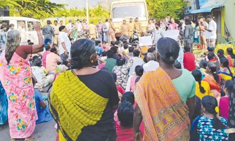 இறச்சகுளம் அருகே பொதுமக்கள் சாலை மறியல்- அரசு பஸ்கள் சிறைபிடிப்பு