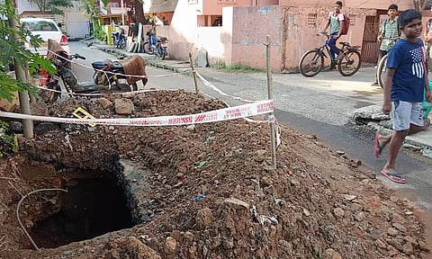 ஆழ்வார் திருநகரில் ஆளை விழுங்கும் பள்ளம்: வாகன ஓட்டிகள் தடுமாற்றம்