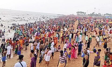 விடுமுறை தினமான இன்று  திருச்செந்தூர் கோவிலில் அலைமோதிய பக்தர்கள் கூட்டம்