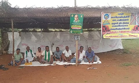 காத்திருப்பு போராட்டத்தில் ஈடுபட்டுள்ள விவசாயிகள்.