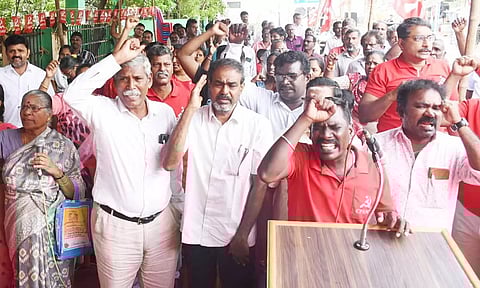 திருவொற்றியூரில் 3 ஆண்டுகளாக கிடப்பில் போடப்பட்ட ரெயில்வே சுரங்கப்பாதை பணி- பொதுமக்கள் போராட்டம்