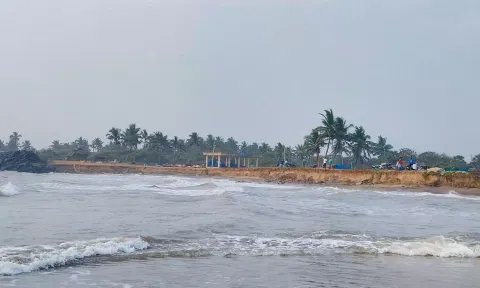 கடலூர் தேவனாம்பட்டினம் கடல் அரிப்பால் ஊருக்குள் தண்ணீர் செல்லும் அபாயம் உள்ளதை காணலாம்.
