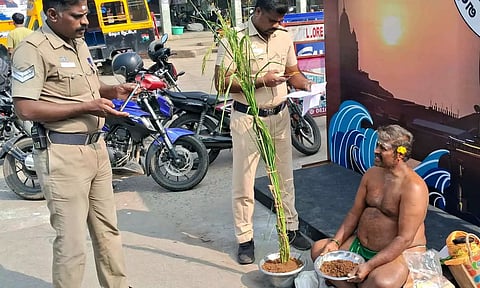 வேலூரில் திருவள்ளுவர் சிலை முன்பு விவசாயி அரை நிர்வாண போராட்டம்