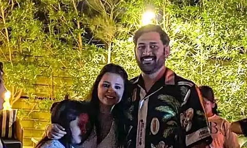 புத்தாண்டை மனைவியுடன் நடனமாடி கொண்டாடிய தோனி- வைரல் வீடியோ