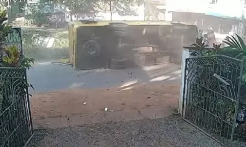 பள்ளி வேன் உருண்டு விழுந்து விபத்து- மாணவி உயிரிழப்பு: பதைபதைக்க வைக்கும் வீடியோ