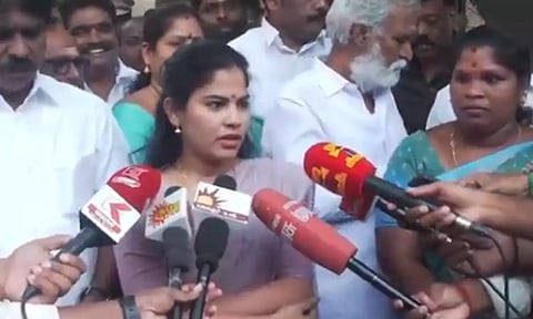 வார்டு வாரியாக சென்று மக்களின் குறைகளை கேட்டறிந்த சென்னை மேயர்