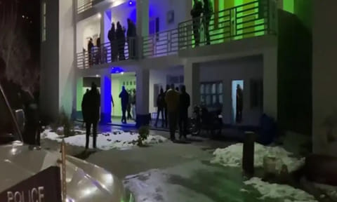 புத்தாண்டு கொண்டாட்டம்- சொகுசு விடுதியில் மர்மமாக இறந்து கிடந்த 3 நண்பர்கள்