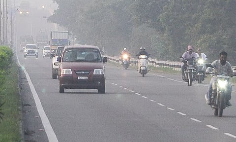 சேலத்தில் கடும் பனிமூட்டம்- வாட்டி வதைக்கும் குளிரால் பொதுமக்கள் தவிப்பு