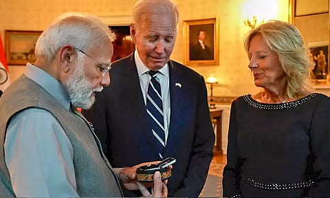 அமெரிக்க அதிபர் மனைவி பெற்ற பரிசிலேயே ரொம்ப காஸ்ட்லி - மோடி கொடுத்த ரூ.17 லட்சம் மதிப்பு வைரம்!