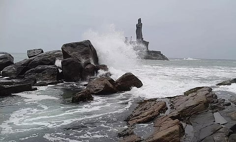 கடல் சீற்றம் காரணமாக ராட்சத அலைகள் எழும்பி பாறையில் மோதுவதை காணலாம்