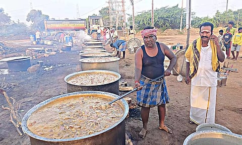 ஆண்கள் மட்டும் பங்கேற்ற கோவில் திருவிழா- 100 ஆடுகளை பலியிட்டு 10 ஆயிரம் பேருக்கு பிரமாண்ட கறி விருந்து