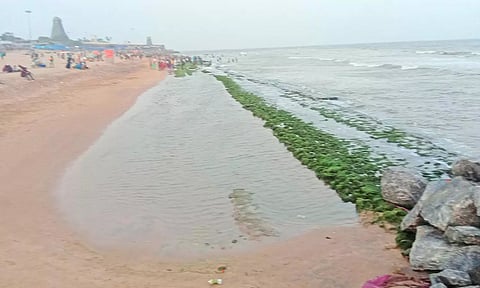 திருச்செந்தூர் கடற்கரையில் காணப்படும் பழங்காலத்து கல் சாலை?