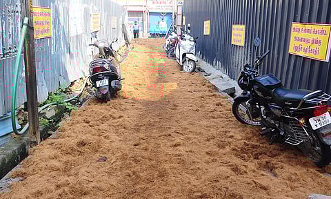 சேலம் டவுன் பெரியார் தெருவில் பொது மக்களே அமைத்த காங்கிரீட் சாலை