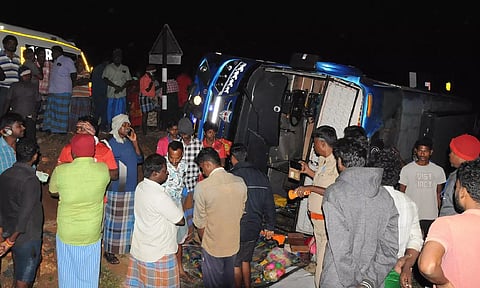 புதுச்சத்திரம் அருகே தனியார் பஸ் கவிழ்ந்து விபத்து: 25 பேர் காயம்