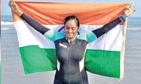 கடலில் 150 கிலோமீட்டர் நீந்தி சாதனை படைத்த பெண்