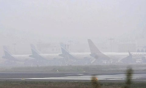 கடும் பனிமூட்டம்: டெல்லியில் இன்றும் விமானம், ரெயில் சேவைகள் பாதிப்பு- 7 விமானங்கள் ரத்து