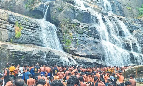 குற்றாலம் மெயின் அருவியில் அலைமோதிய கூட்டம்