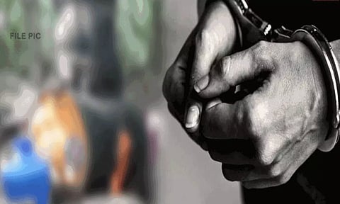 வீட்டிலேயே சாராயம் காய்ச்சி விற்றவர் கைது- 20 லிட்டர் சாராயம் பறிமுதல்