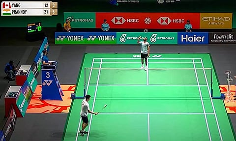 வீடியோ: மலேசிய ஓபன் பேட்மிண்டன்: தண்ணீர் கொட்டியதால் தடைப்பட்ட இந்திய வீரரின் ஆட்டம்