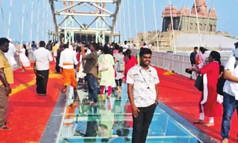 திருவள்ளுவர் சிலைக்கு படகு போக்குவரத்து நிறுத்தம்