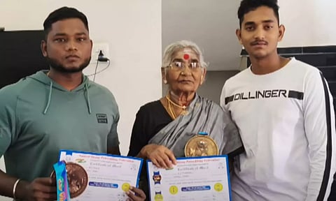 பளு தூக்கும் போட்டியில் தங்கம் வென்ற மூதாட்டி