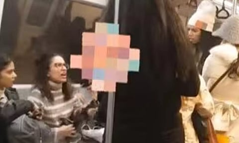 டெல்லி மெட்ரோ ரெயிலில் தலைமுடி பிடித்து சண்டையிட்ட பெண்கள்- வீடியோ வைரல்