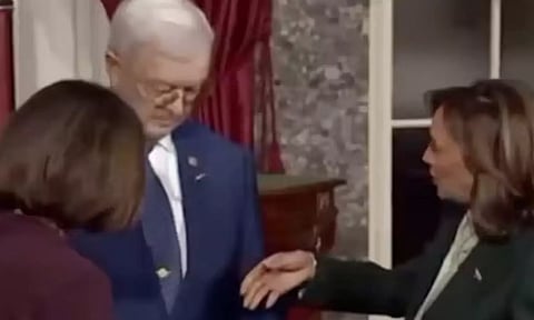 கமலா ஹாரிஸுடன் கைகுலுக்க மறுத்த செனட்டரின் கணவர்- வீடியோ