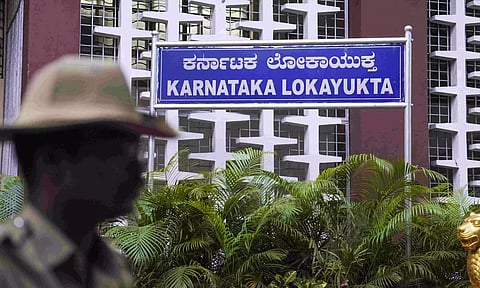 வருமானத்துக்கு அதிகமாக சொத்து- 8 அதிகாரிகளுக்கு சொந்தமான இடங்களில் லோக் ஆயுக்தா சோதனை