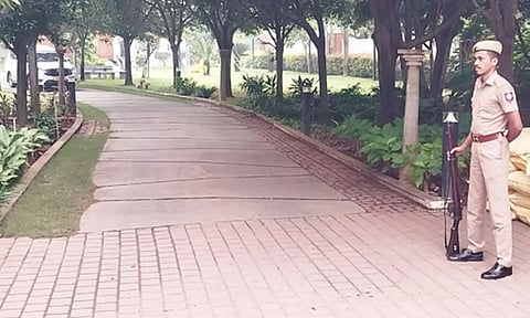 எடப்பாடி பழனிசாமி உறவினர் வீடு, அலுவலகத்தில் 3-வது நாளாக வருமான வரி சோதனை