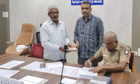 கருங்கல்பாளையம் சோதனைச் சாவடியில் ரூ.1 லட்சம் பணம் பறிமுதல்: பறக்கும் படையினர் நடவடிக்கை