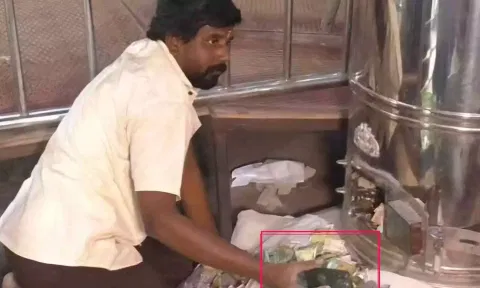 உண்டியலில் தவறி விழுந்த ஐபோன்: 10 ஆயிரம் கொடுத்து ஏலத்தில் எடுத்த உரிமையாளர்
