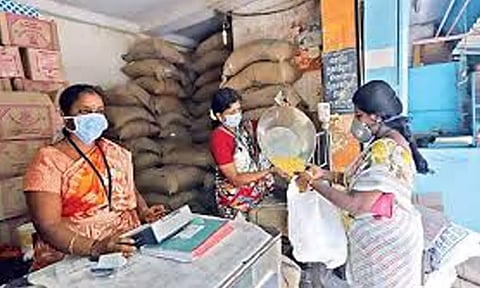 பொங்கல் பண்டிகை முன்னிட்டு ரேஷன் கடைகள் நாளை செயல்படும்- தமிழக அரசு