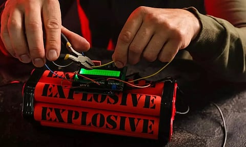 பரீட்சையை நிறுத்த 23 பள்ளிகளுக்கு வெடிகுண்டு மிரட்டல் விடுத்த 12 ஆம் வகுப்பு மாணவன் கைது