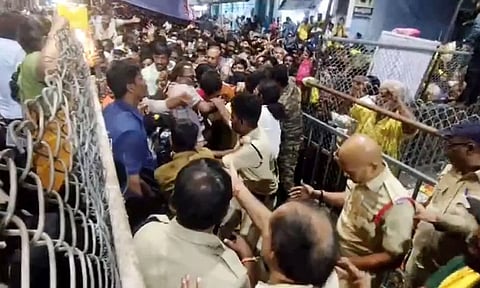 திருப்பதியில் நெரிசலில் சிக்கி 6 பேர் பலி- போலீஸ் டி.எஸ்.பி., தேவஸ்தான அதிகாரி சஸ்பெண்ட்