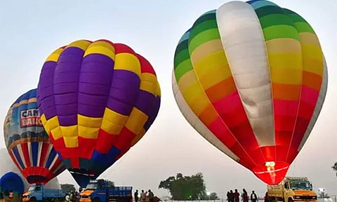 பலூன் திருவிழா- நீண்ட நேரம் காத்திருந்த மக்களுக்கு ஏமாற்றம்