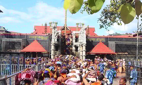 மகரவிளக்கு பூஜை: சபரிமலையில் அலைமோதும் பக்தர்கள் கூட்டம்