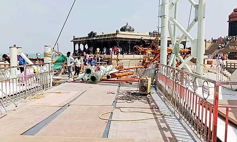 திருவள்ளுவர் சிலை கண்ணாடி பாலம் கைப்பிடி சுவர் சேதம்