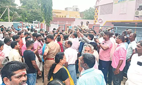 விடுதலைப்புலிகள் இயக்கத்திற்கு ஆதரவான திரைப்படம் வெளியிட `திடீர்' தடை:  போலீசாருடன் வாக்குவாதம்